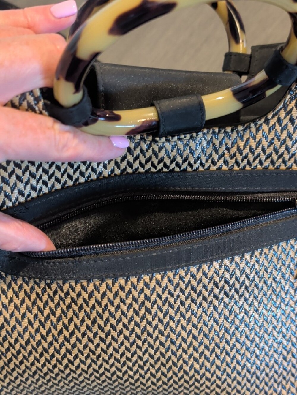 Vintage Marlo Woven Black and Cream Tote with Tortoise Accent Handle - Picture 4 of 14
